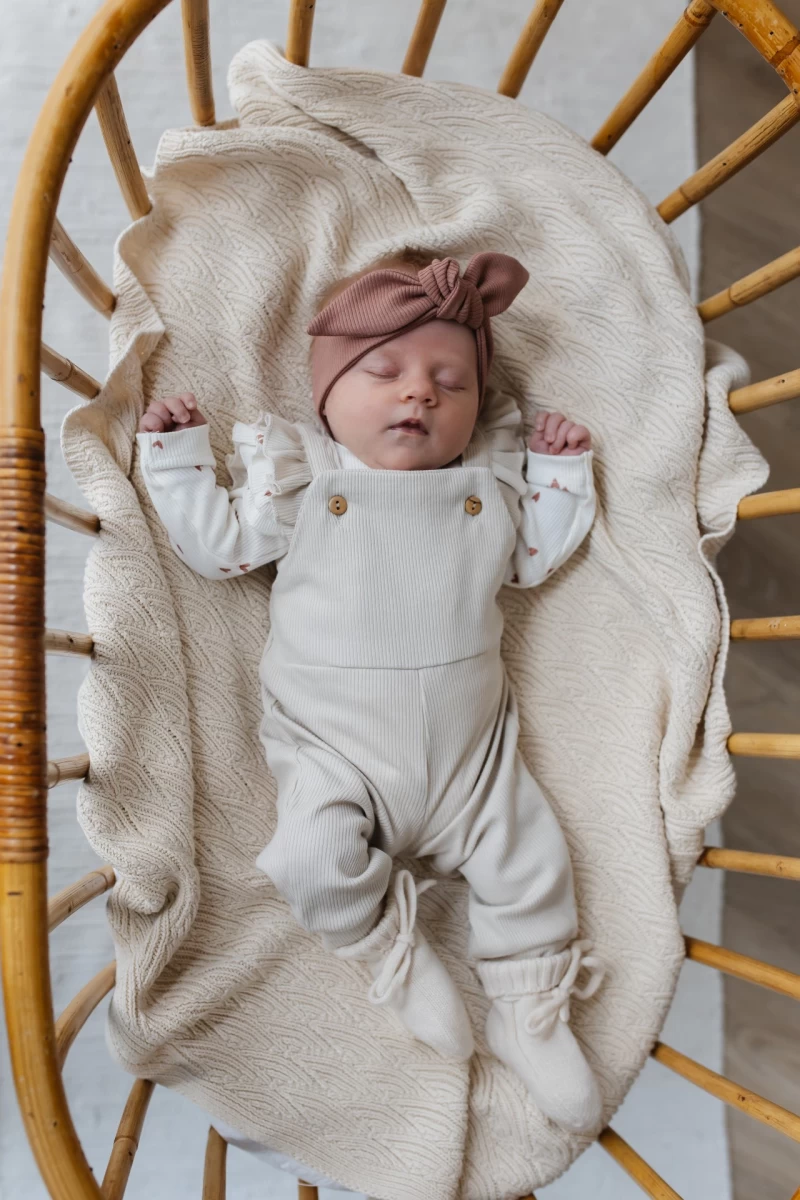 Hello little you - tuinpakje ruffles zandkleur, longsleeve ruffle hartjes clay, slofjes merino wol off white, haarbandje rib clay