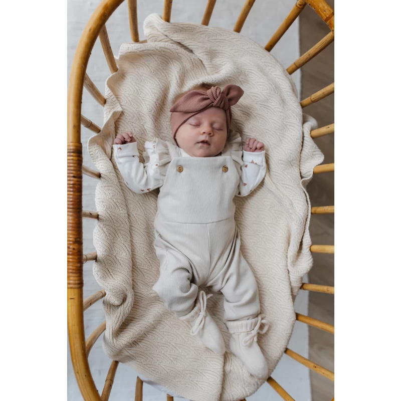 Hello little you - tuinpakje ruffles zandkleur, longsleeve ruffle hartjes clay, slofjes merino wol off white, haarbandje rib clay