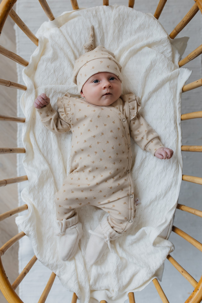 Hello little you - boxpakje ruffles rib klaverblad, cloverleaf, newborn mutsje baby meisje, slofjes merino wol off white