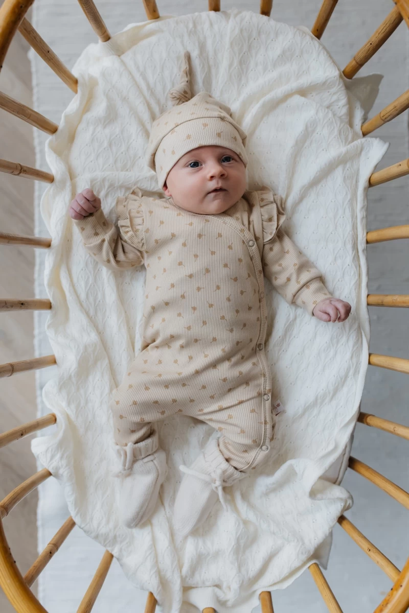 Hello little you - boxpakje ruffles rib klaverblad, cloverleaf, newborn mutsje baby meisje, slofjes merino wol off white