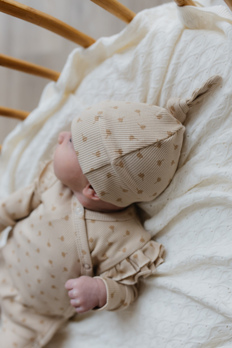Hello little you - boxpakje ruffles rib klaverblad, cloverleaf, newborn mutsje, slofjes merino wol off white