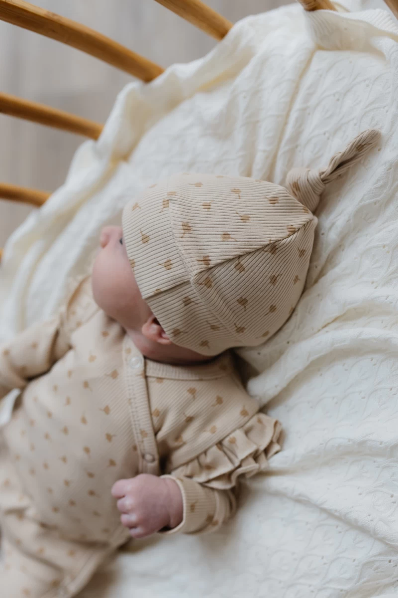 Hello little you - boxpakje ruffles rib klaverblad, cloverleaf, newborn mutsje, slofjes merino wol off white