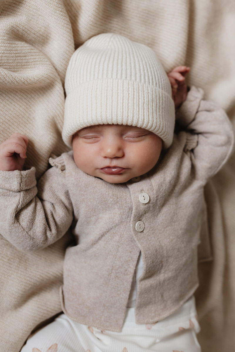 Newborn mutsje merino wol off white, meisje en jongen geboortepakje, geboortemutsje