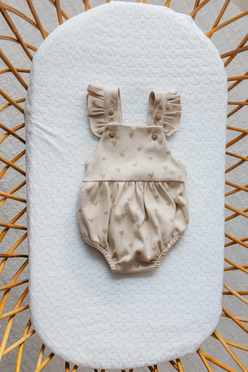 Hello little you - zomerpakje, zomer jumpsuit meisje baby hartjes geel bruin ruffle op schouder