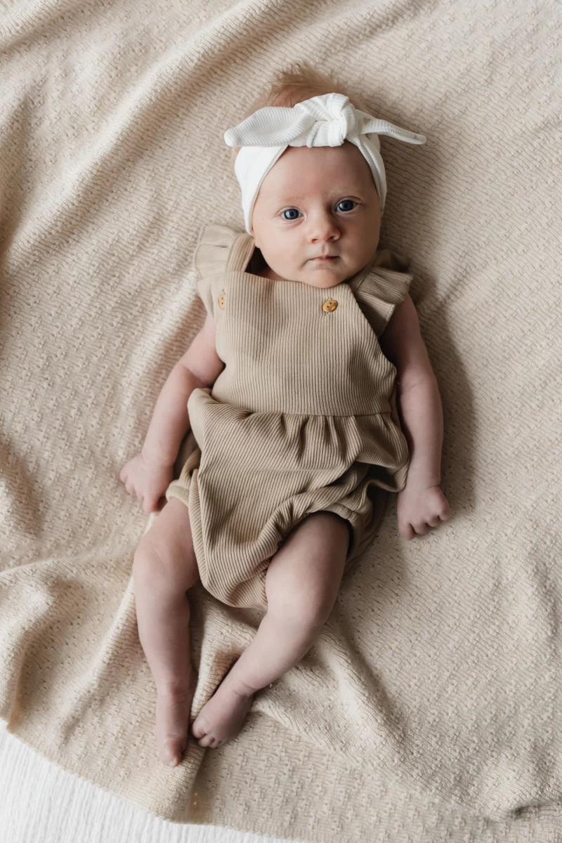 Hello little you - zomerpakje, zomer jumpsuit meisje baby rib taupe bruin ruffle op schouder