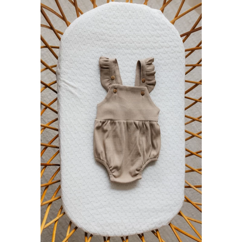 Hello little you - zomerpakje, zomer jumpsuit meisje baby rib taupe bruin ruffle op schouder flatlay
