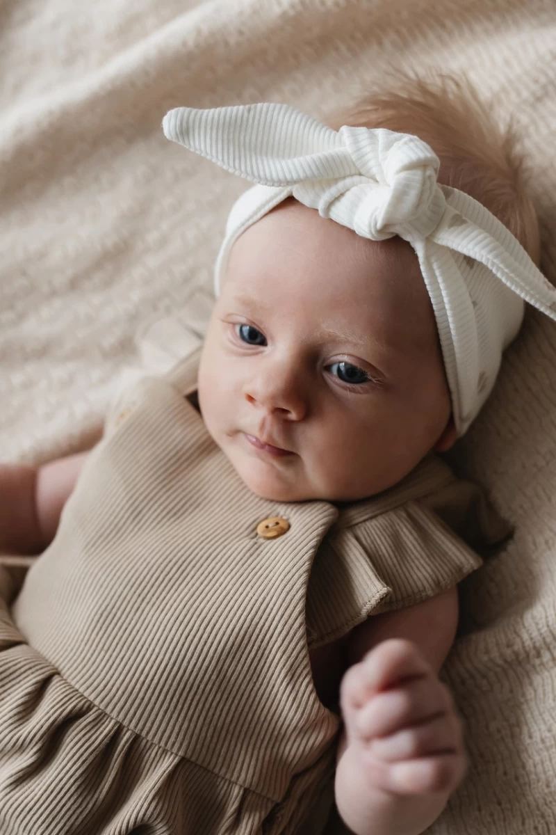 Hello little you - zomerpakje, zomer jumpsuit meisje baby rib taupe ruffle op schouder