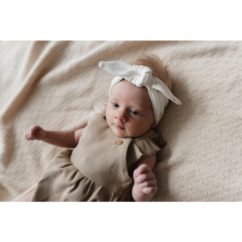 Hello little you - zomerpakje, zomer jumpsuit meisje baby rib taupe ruffle op schouder