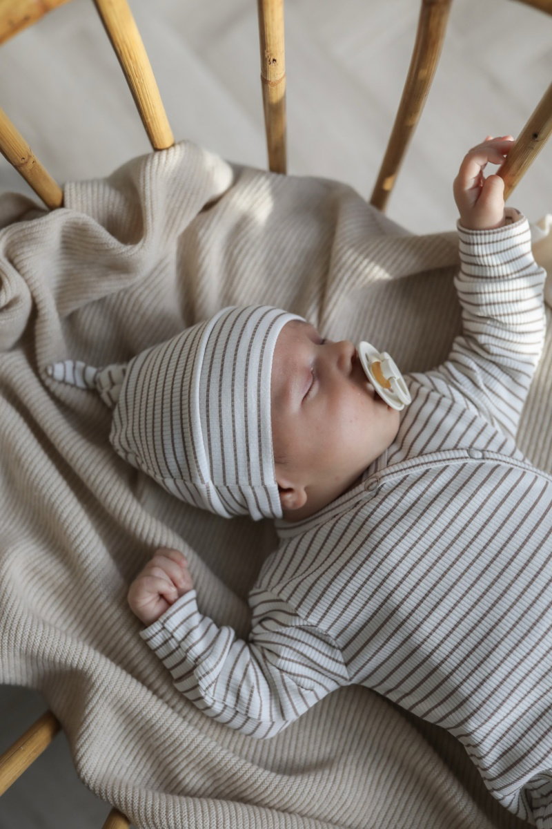 Mutsje smalle rib streepjes taupe