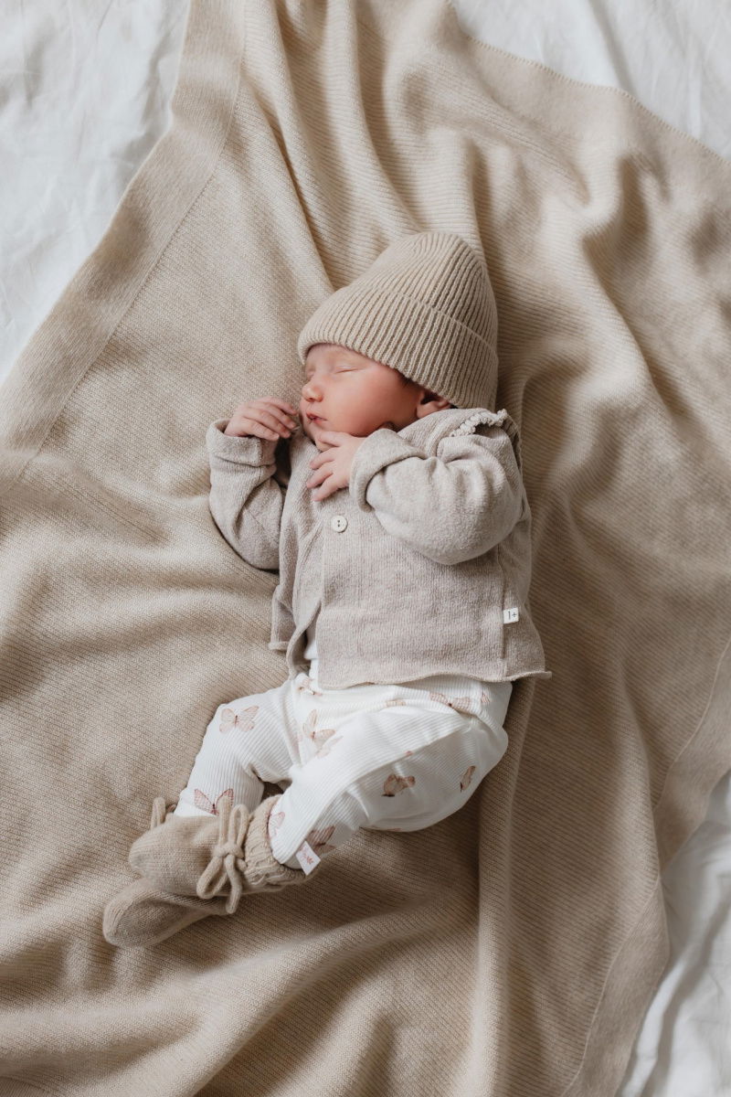 Hello little you - broekje vlinders baby meisjes, legging met vlindertjes, butterfly, merino wol slofjes zandkleur