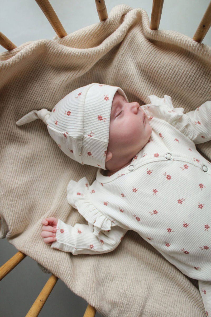 Boxpakje Hello little you met ruffels en bloemetjes, petite fleur, met newborn mutsje