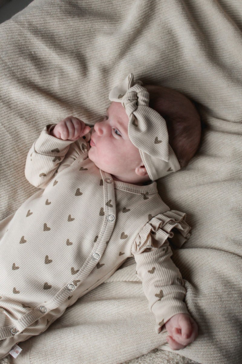 Haarbandje smalle rib hartjes goud