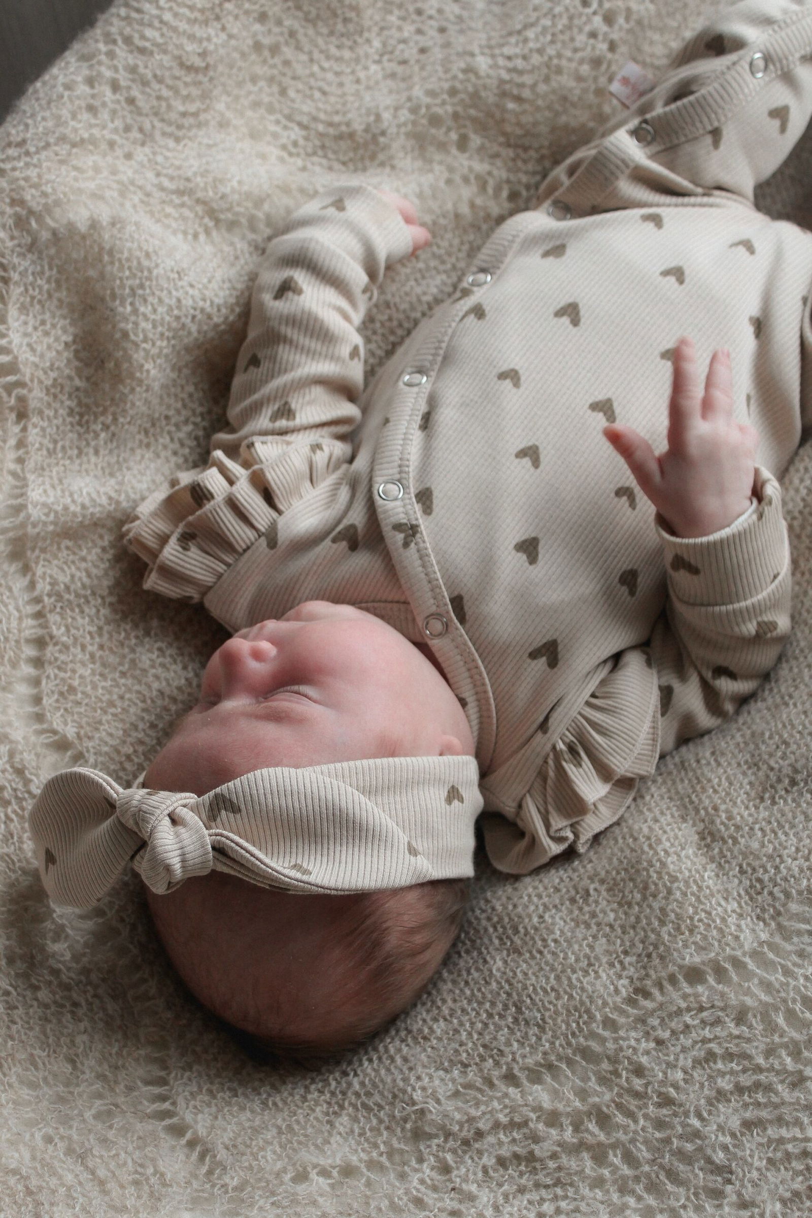 Haarbandje smalle rib hartjes goud