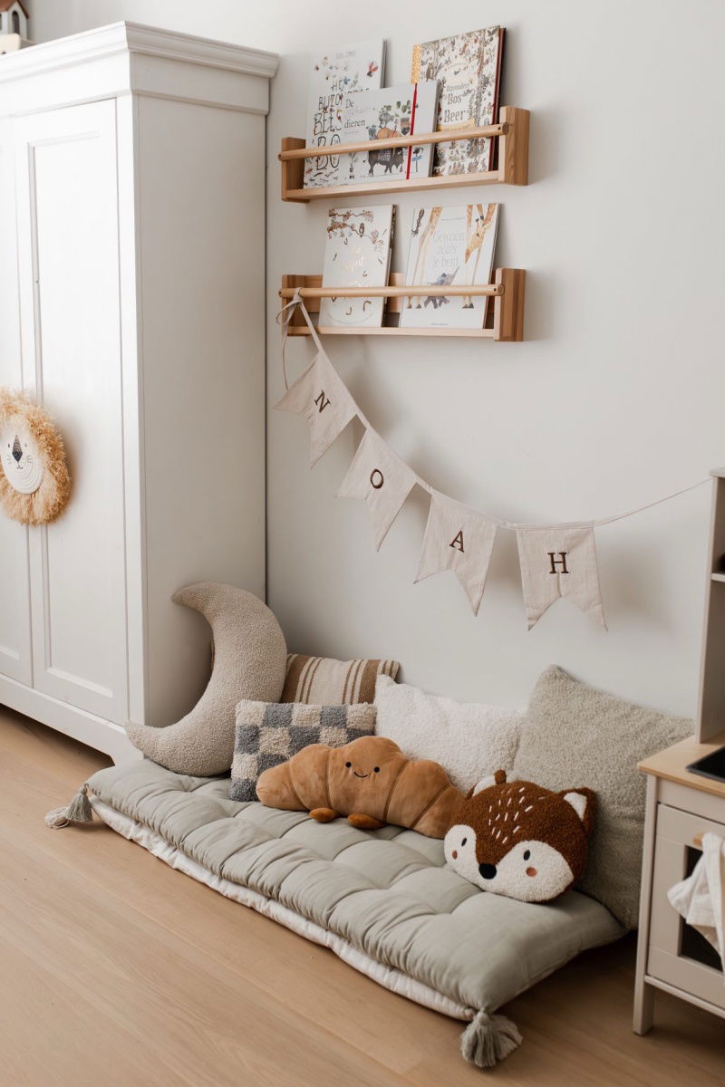 Vlaggenlijn met naam baby, uniek kraamcadeau met naam in beige tinten