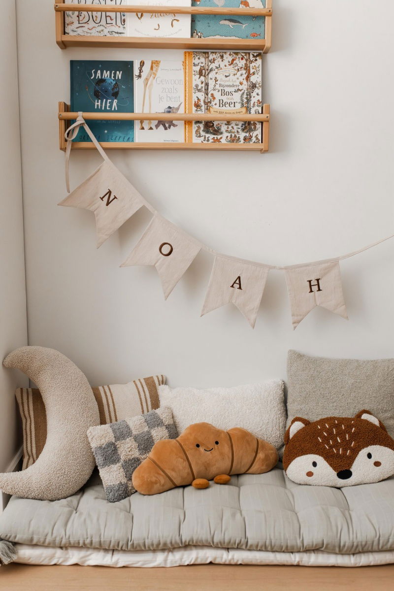 Vlaggenlijn met naam baby, uniek kraamcadeau met naam in beige tinten