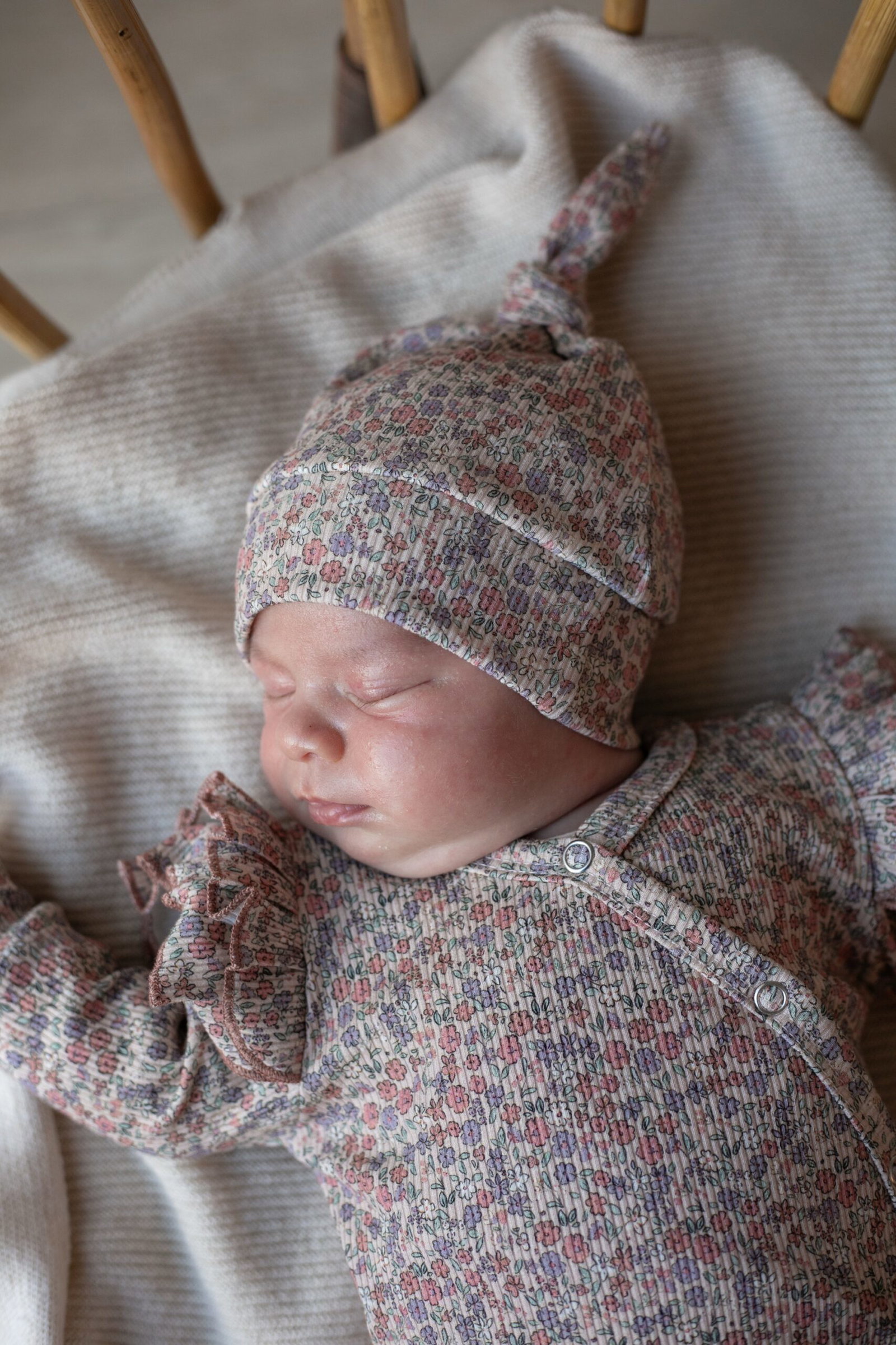 Mutsje smalle rib roze bloemetjes