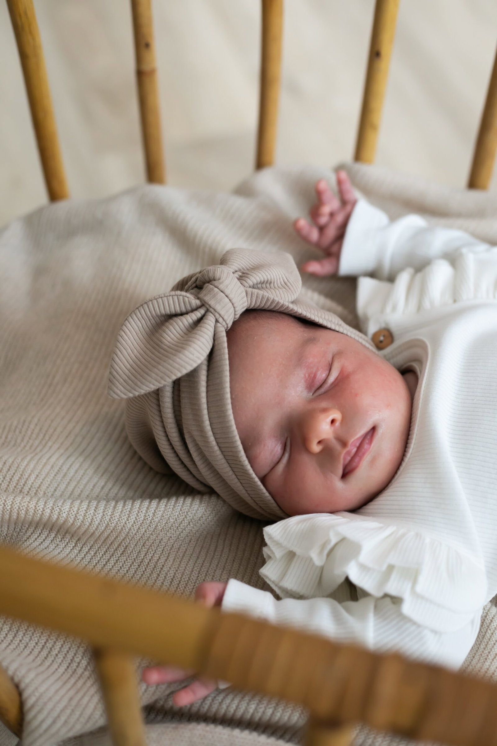 Turban newborn rib taupe - mutsje inclusief strik